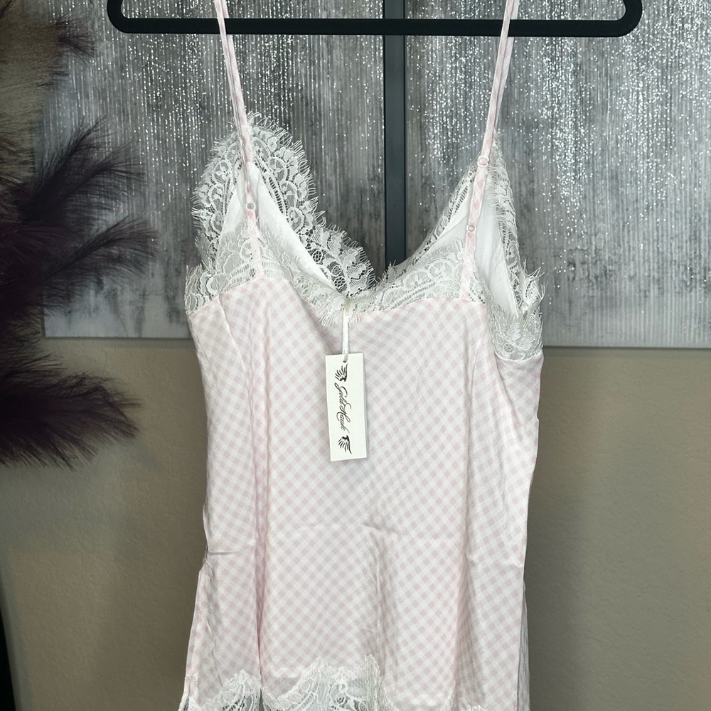 Elegant Pink Checkered Chemise with Lace Trim - Picture 2 of 4